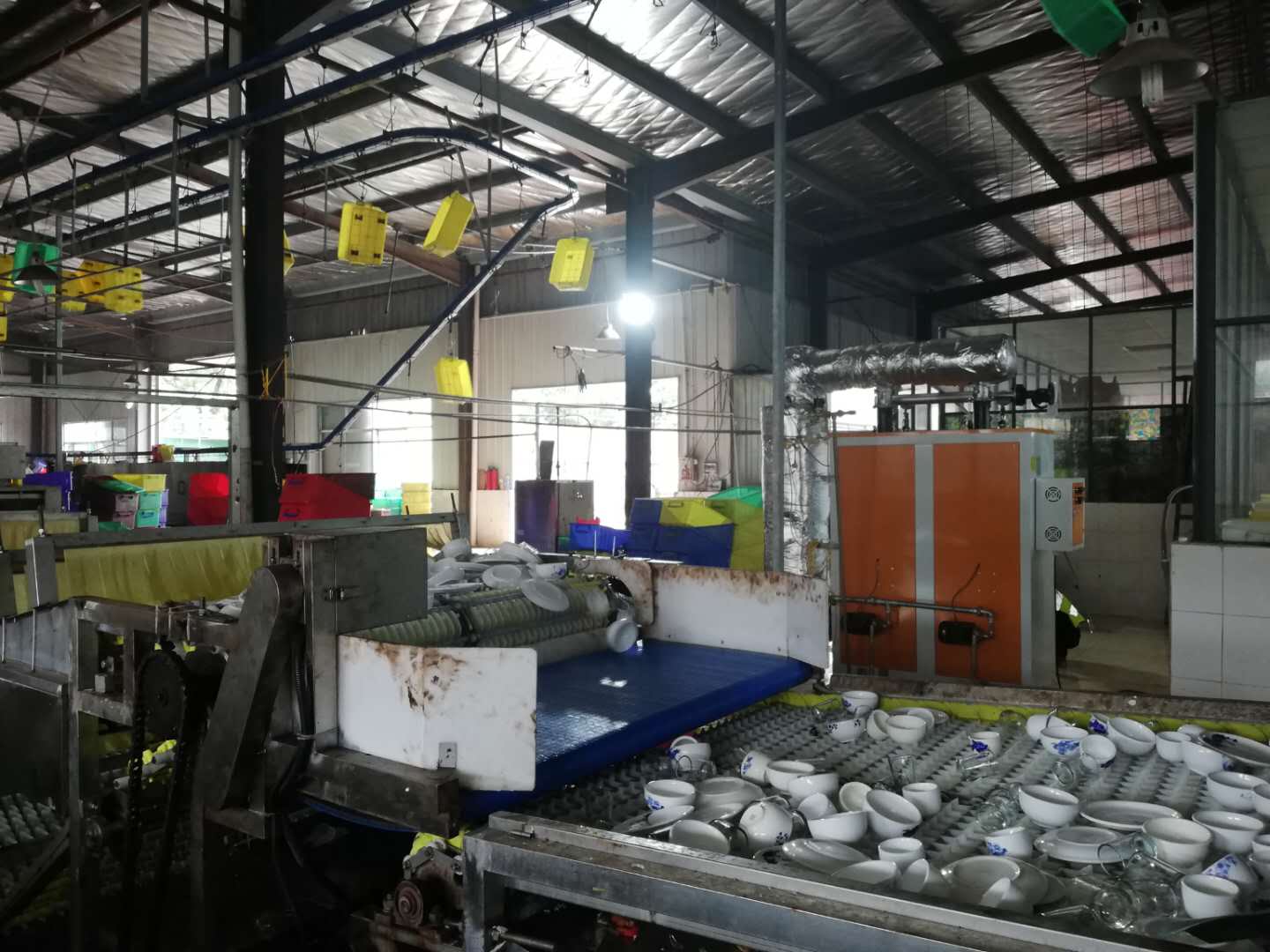 使用蒸汽發(fā)生器進(jìn)行消毒餐具 使用蒸汽發(fā)生器進(jìn)行消毒餐具