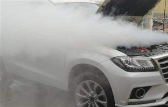 洗車無需排隊(duì)等待，使用洗車蒸汽發(fā)生器在家就能洗車保養(yǎng)