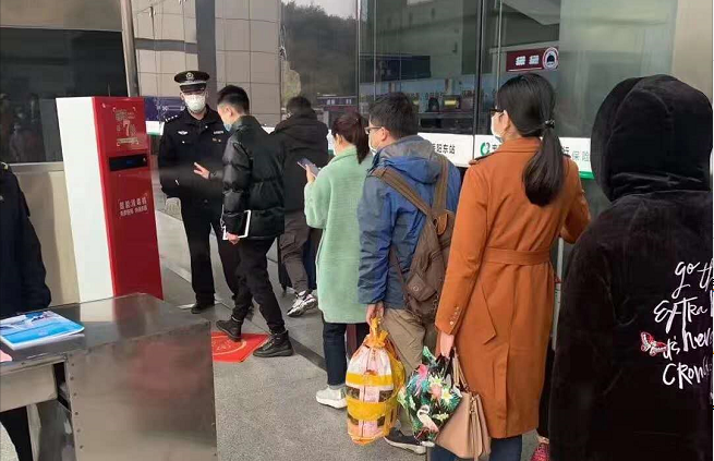 小區(qū)復(fù)工使用智能人體消毒機進(jìn)行復(fù)工人員消毒
