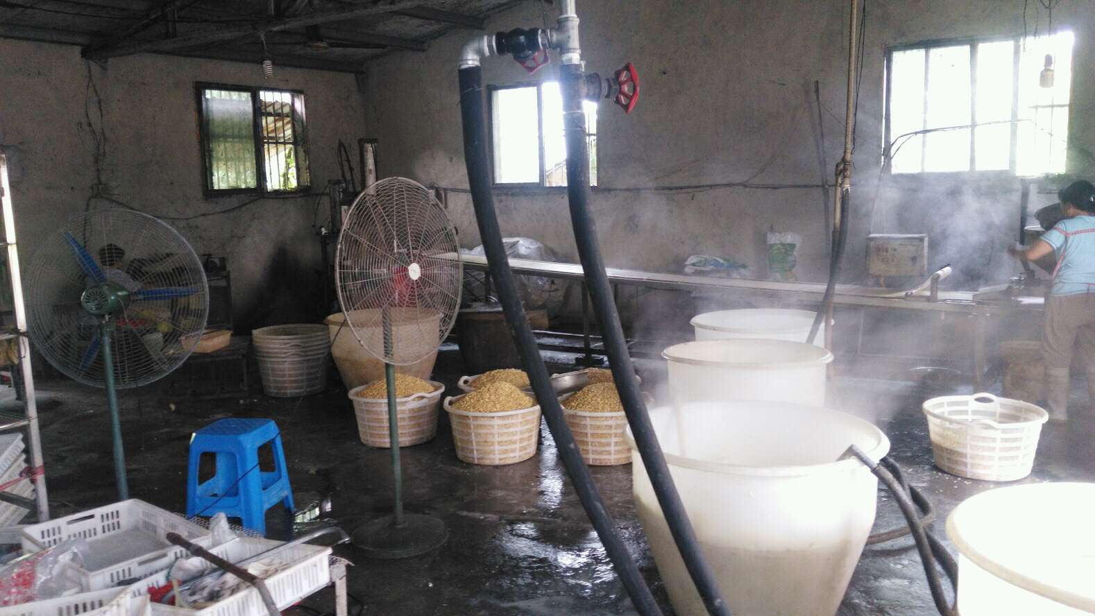 煮豆?jié){加工廠使用火排效果不好，換上燃?xì)庹羝l(fā)生器熱效高，加快企業(yè)高效生產(chǎn)