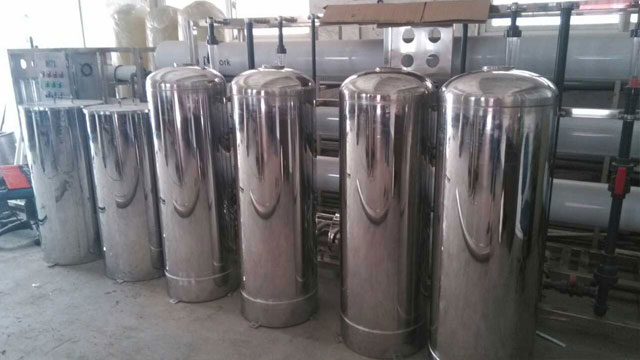 不銹鋼容器生產(chǎn)難免有污漬，使用蒸汽發(fā)生器高溫清洗效果好